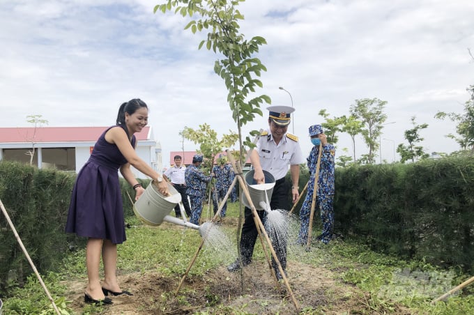 z2033029013153_0924f3a100317785c4e14e229eaf1de8-162152_143.jpg Một trong những hoạt động thường niên của Hội bảo vệ Thiên nhiên và Môi trường TP.HCM nhằm tăng cường mảng xanh cho các đơn vị bộ đội. Ảnh: MS.