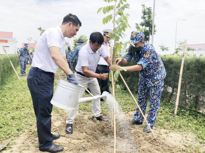 z2033029463904_321bf5aee19d7d884b547a8283fb195f-162203_318.jpg Hoạt động trồng cây xanh góp phần bảo vệ môi trường và cùng kêu gọi mọi người không xả rác. Ảnh: MS
