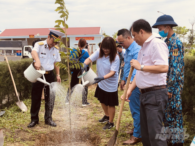 z2033029824631_540a336874929570c3aa19aa902543a2-162205_891.jpg Hoạt động trồng cây xanh bảo vệ môi trường tại đơn vị bộ đội Vùng 2 hải quân. Ảnh: HM.