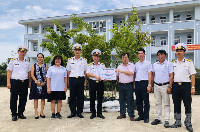 z2033031165704_6a7c907d52d8c1640336a88f24185b0c-162210_295.jpg Đoàn đại diện Hội Bảo vệ Thiên nhiên và Môi trường TP.Hồ Chí Minh tặng cây xanh và phân bón cho đơn vị bộ đội Vùng 2 Hải quân. Ảnh: MS.