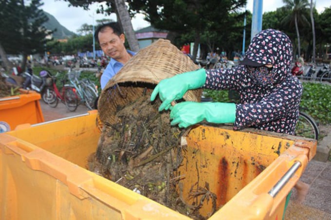 Hơn chục tấn rác thải đại dương được các lực lượng thu gom làm sạch bãi biển và đem đi xử lý. Ảnh: AV.