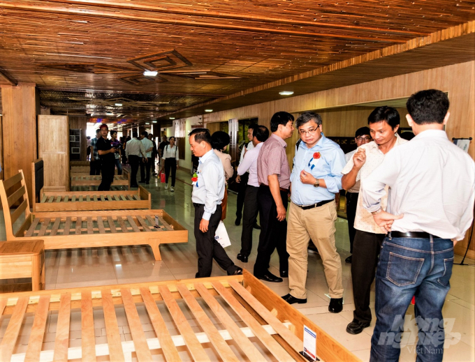 dong-nai-khai-mac-le-hoi-mua-sam-do-go-cuoi-nam-151632_20210121_711.jpg Khách tham quan tại Lễ hội mua sắm đồ gỗ cuối năm. Ảnh: MS.