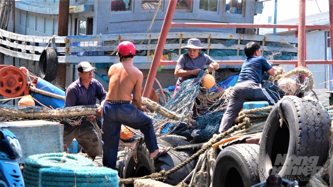 2-150505_160.jpg Ngư dân tỉnh BR-VT đang tích cực chuẩn bị để sẵn sàng xuất bến sau đợt nghỉ Tết dài ngày. Ảnh: MS.