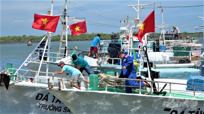 2-151441_300.jpg Ngoài nhiệm vụ cung cấp các dịch vụ hậu cần chỉ bằng giá trong đất liền, Công ty còn cấp nước ngọt miễn phí và sửa chữa tàu miễn tiền công cho ngư dân khai thác trong vùng biển của Việt Nam. Ảnh: MS.