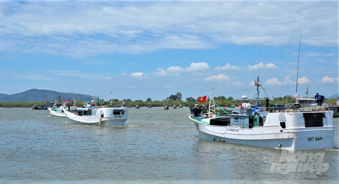 3-151249_869.jpg Khi vươn khơi bám biển, mỗi ngư dân, ghe tàu luôn đóng vai trò tham gia bảo vệ chủ quyền thiêng liêng của Tổ quốc trên vùng biển xa. Ảnh: MS.