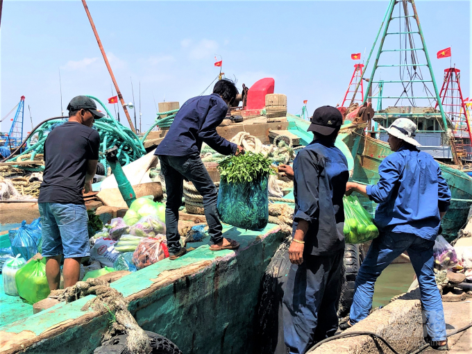 4-150507_784.jpg Mỗi khi chuẩn bị ra khơi, ngư dân tỉnh BR-VT luôn thực hiện mọi quy định trước khi xuất bến. Ảnh: MS.
