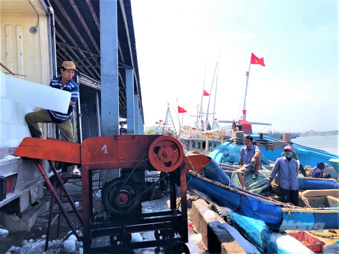 5-150508_357.jpg Đầu năm mới, các dịch vụ hậu cần nghề cá đang khẩn trương phục vụ cho tàu thuyền sớm vươn khơi bám biển. Ảnh: MS.