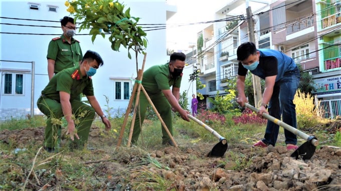 c0544t01-141828_906.jpg Mọi cơ quan đoàn thể, người dân TP.Thủ Đức cùng hưởng ứng phong trào ra quân trồng mới 1 triệu cây xanh. Ảnh: MS.