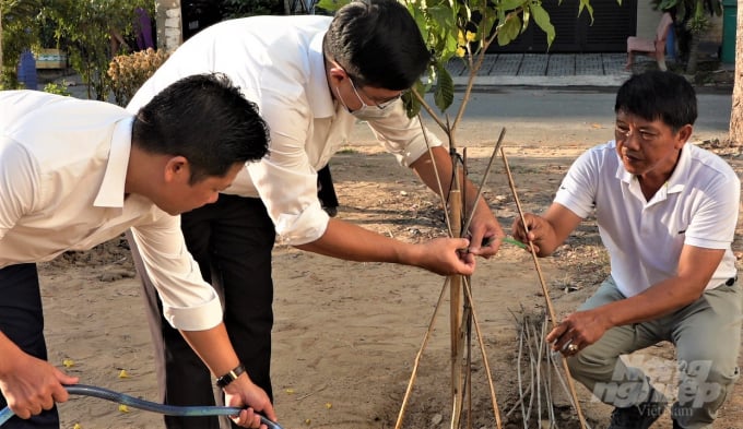 c0554t01-141828_854.jpg Hội bảo vệ Thiên nhiên và Môi trường TP.HCM (HANE) cùng lãnh đạo phường Hiệp Bình Chánh hưởng ứng phong trào ra quân trồng mới 1 triệu cây xanh, vệ sinh môi trường, xây dựng TP.Thủ Đức xanh, sạch, đẹp. Ảnh: MS.