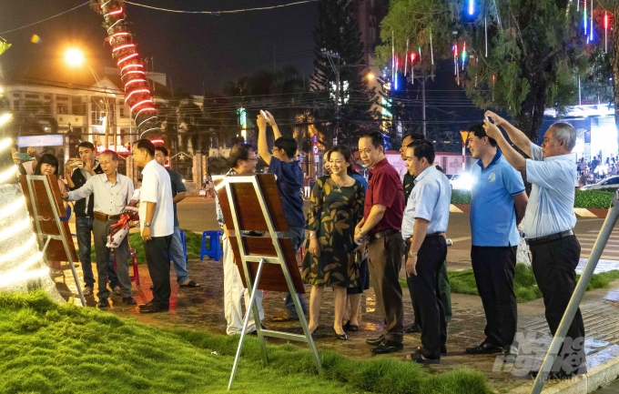 1-135021_112.jpg Triển lãm ảnh Long Khánh xưa và nay thu hút đông đảo công chúng địa phương tới tham quan thưởng lãm. Ảnh: MS.
