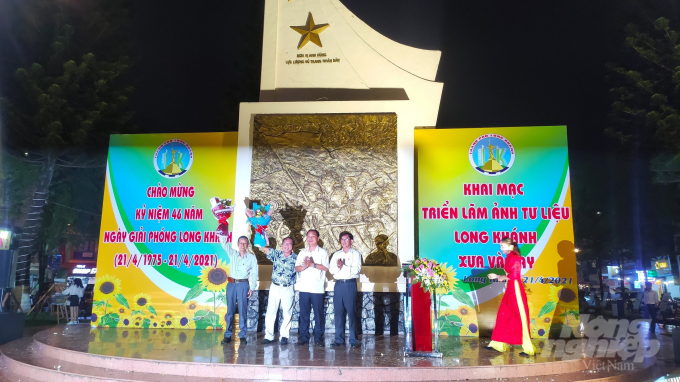 3-135022_686.jpg Khai mạc triển lãm tư liệu Long Khánh xưa và nay. Ảnh: MS.
