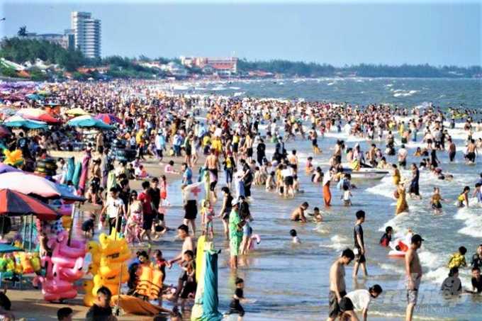 1-145110_953.jpg Bãi biển Vũng Tàu trong hai ngày lễ 30/4 và 1/5 chật cứng du khách. Ảnh: MK.