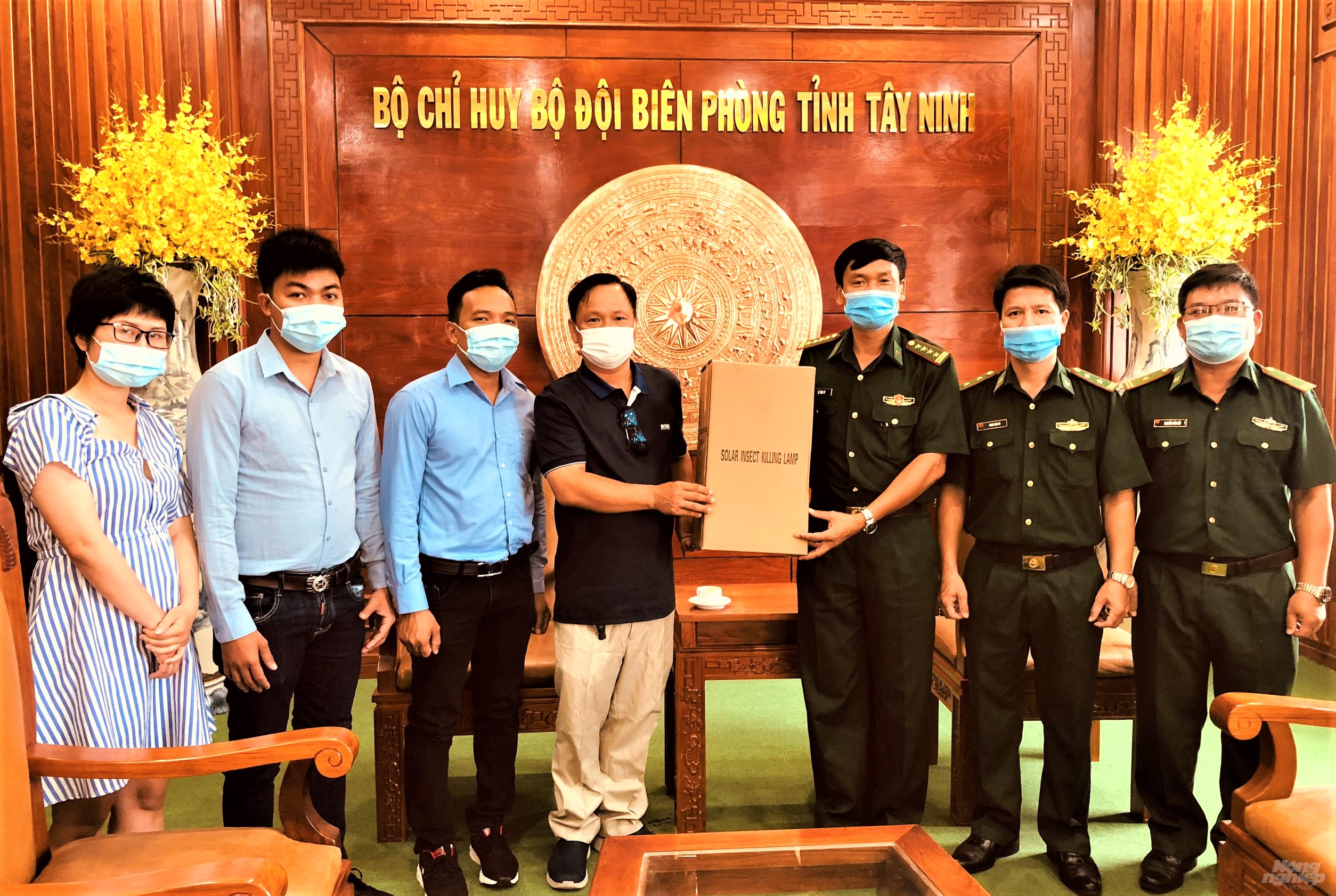 anh-1-121832_184.jpg Ông Nguyễn Văn Mừng - Chủ tịch HĐQT, Giám đốc Công ty Happy Sun trao tượng trưng 50 bộ đèn năng lượng bắt côn trùng cho Đại tá Lê Văn Vỹ - Phó Chỉ huy trưởng, Tham mưu trưởng BĐBP Tây Ninh tiếp nhận. Ảnh: Minh Sáng