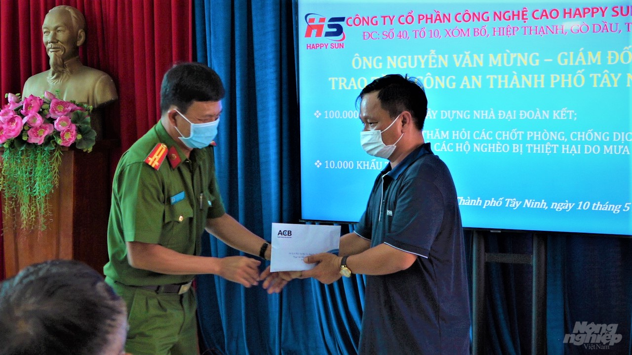 anh-5-121907_32.jpg Thượng tá Phan Văn Triều - Ủy viên Ban Thường vụ Thành ủy, Bí thư Đảng ủy, Trưởng Công an TP.Tây Ninh tiếp nhận từ Công ty Happy Sun số tiền 100 triệu đồng để xây dựng Nhà Đại đoàn kết, ủng hộ người dân khó khăn bị ảnh hưởng bởi mưa bão. Ảnh: Minh Sáng.