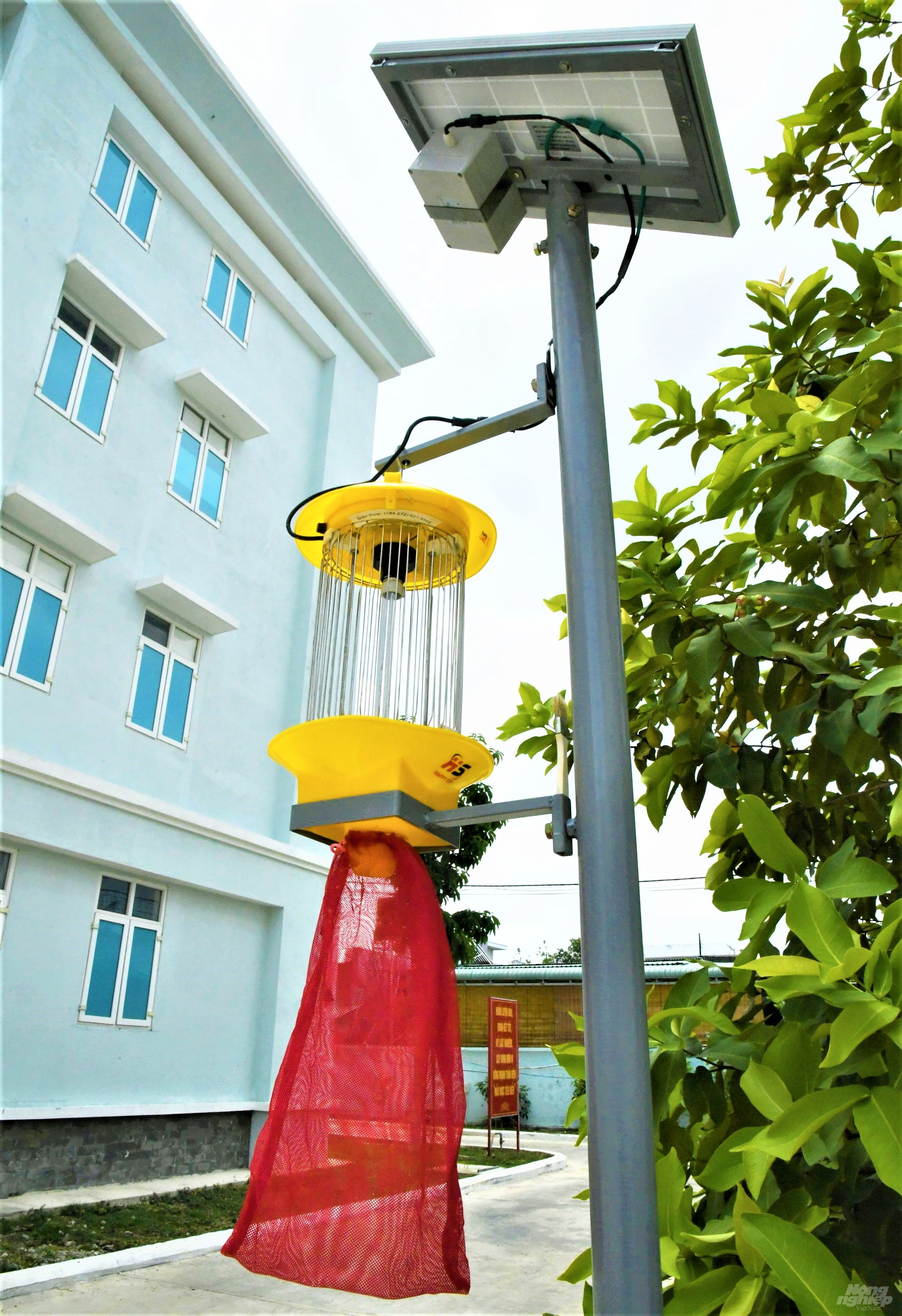 anh-7-121931_47.jpg Đèn năng lượng mặt trời bắt côn trùng do Công ty Happysun trao tặng cho các đơn vị. Ảnh: Minh Sáng.