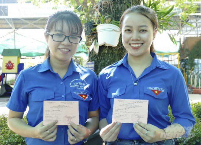 12-124955_33.jpg Các bạn đoàn viên thanh niên hào hứng trước ngày bầu cử đại biểu các cấp. Ảnh: Hồ Duy.