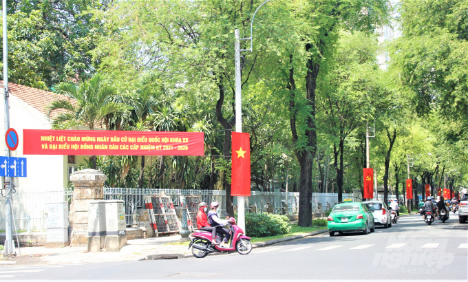 2-124556_783.jpg Khắp các nẻo đường trong TP.HCM đều rực rỡ cờ hoa, banron, áp phích hướng về ngày bầu cử toàn dân. Ảnh: Hồ Duy.