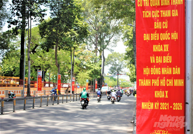 Rực rỡ những Pa-no, áp phích dọc 2 bên các tuyến đường trong Thành phố. Ảnh: Hồ Duy.