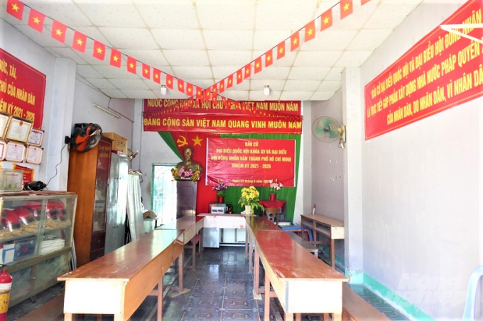 6-124601_880.jpg Một điểm bỏ phiếu đã hoàn tất công đoạn trang trí. Ảnh: Hồ Duy.