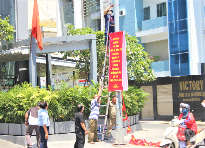 9-124603_938.jpg Công tác trang trí, tuyên truyền đang được thực hiện khẩn trương phục vụ cho ngày bầu cử đang đến gần. Ảnh: Hồ Duy.