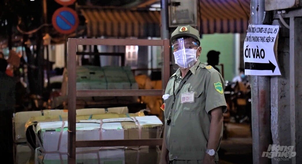 2-203613_965.jpg Công tác kiểm tra phòng chống dịch tại chợ hoa tươi Đầm Sen được thực hiện rất nghiêm. Ảnh: MS.