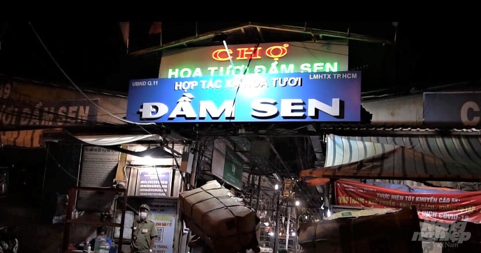 9-203618_482.jpg Chợ hoa tươi Đầm Sen đã mở cửa cho tiểu thương trong chợ vào kinh doanh sau thời gian tạm dừng hoạt động để phòng chống dịch Covid-19. Ảnh: MS.