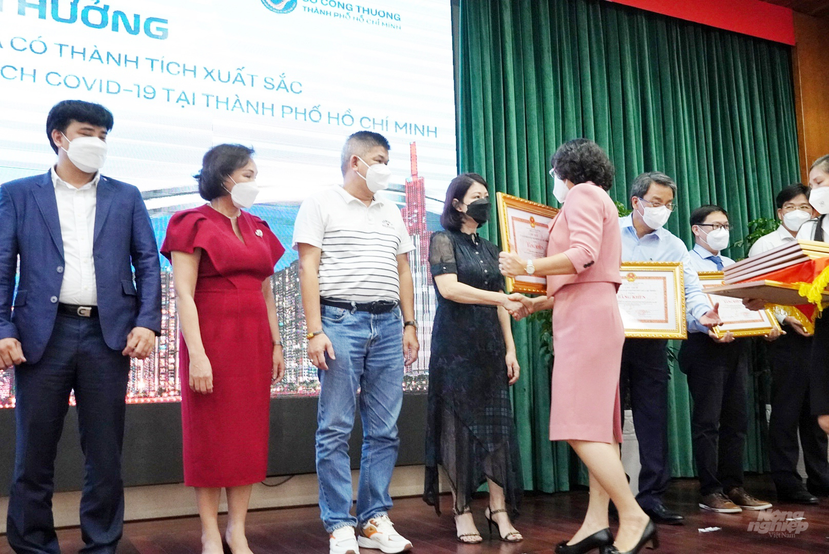 ba-phan-thi-thang-pho-chu-tich-ubnd-tp-ho-chi-minh-da-truc-tiep-trao-tang-bang-khen-cua-chu-tich-ubnd-tp-ho-chi-minh-cho-he-thong-sieu-thi-go-big-c-tops-market-143950_579.jpg Bà Phan Thị Thắng, Phó Chủ tịch UBND TP.HCM trao tặng Bằng khen của Chủ tịch UBND TP.HCM cho Hệ thống siêu thị GO!, Big C, Tops Market. Ảnh: Ngọc Tân.