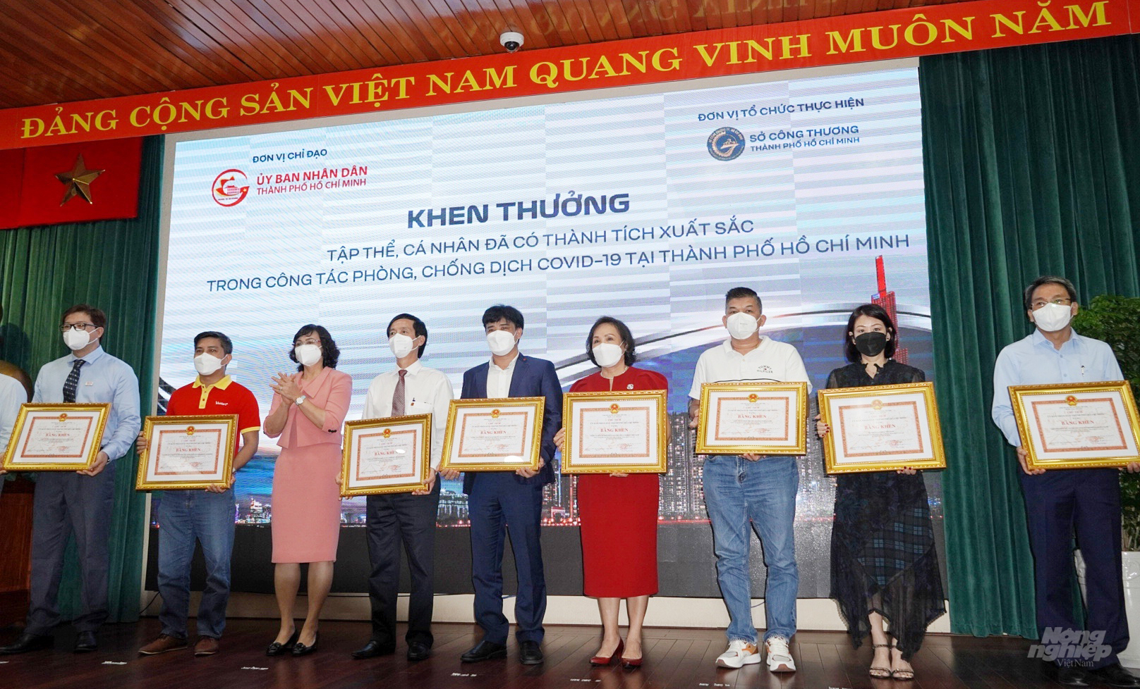 dai-dien-tap-doan-central-retai-thu-hai-tu-phai-qua-nhan-bang-khen-cua-ubnd-tp-ho-chi-minh-143947_808.jpg Đại diện tập đoàn Central Retai (thứ hai từ phải qua) nhận Bằng khen của UBND TP.HCM. Ảnh: Ngọc Tân.