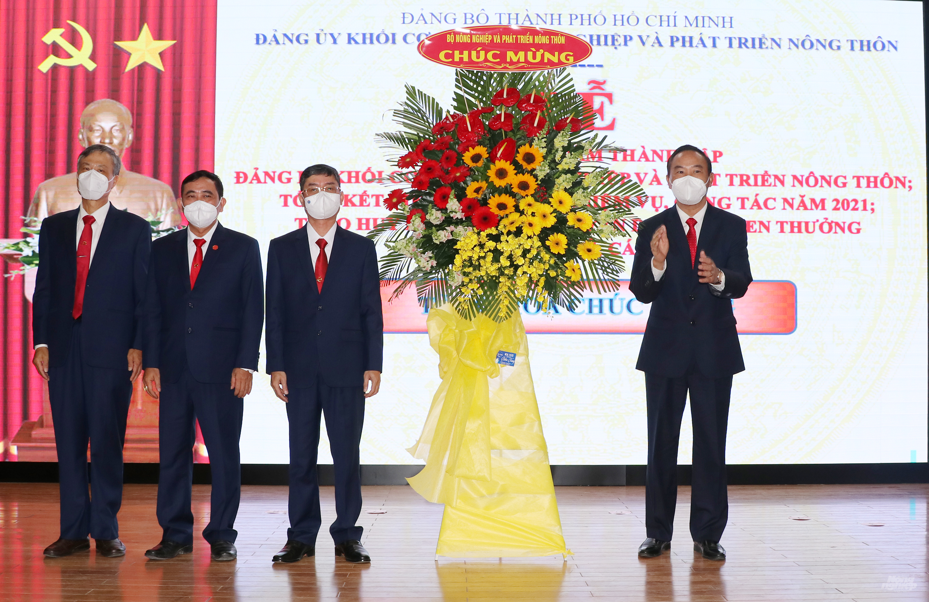 Uỷ viên Ban Cán sự Đảng, Thứ trưởng Bộ NN-PTNT Phùng Đức Tiến trao lẵng hoa tươi chúc mừng Lễ kỷ niệm 25 năm thành lập Đảng bộ Khối cơ sở Bộ NN-PTNT. Ảnh: Minh Sáng.