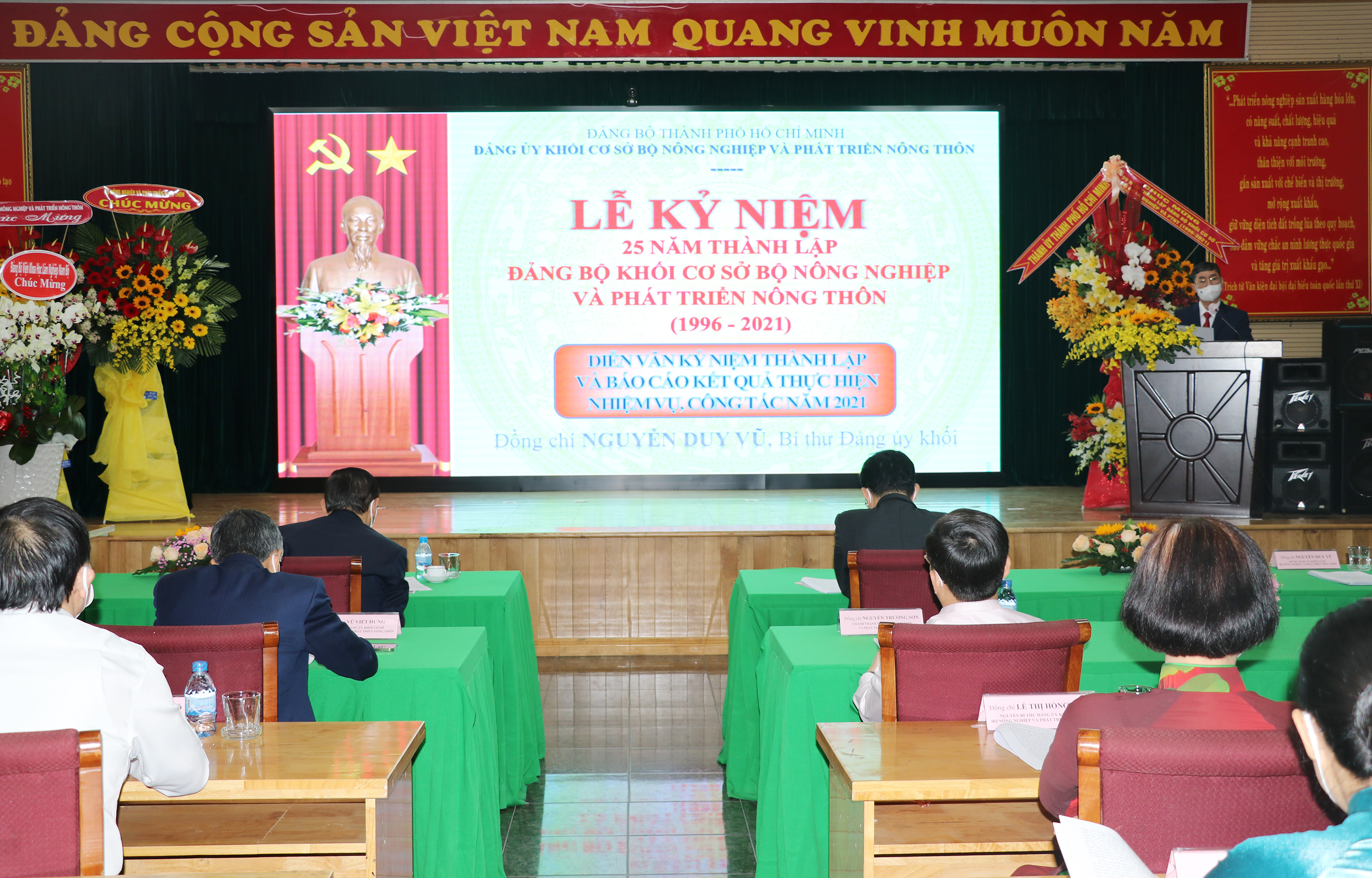 Uỷ viên Ban Cán sự Đảng, Thứ trưởng Bộ NN-PTNT Phùng Đức Tiến trao lẵng hoa tươi chúc mừng Lễ kỷ niệm 25 năm thành lập Đảng bộ Khối cơ sở Bộ NN-PTNT. Ảnh: Minh Sáng.
