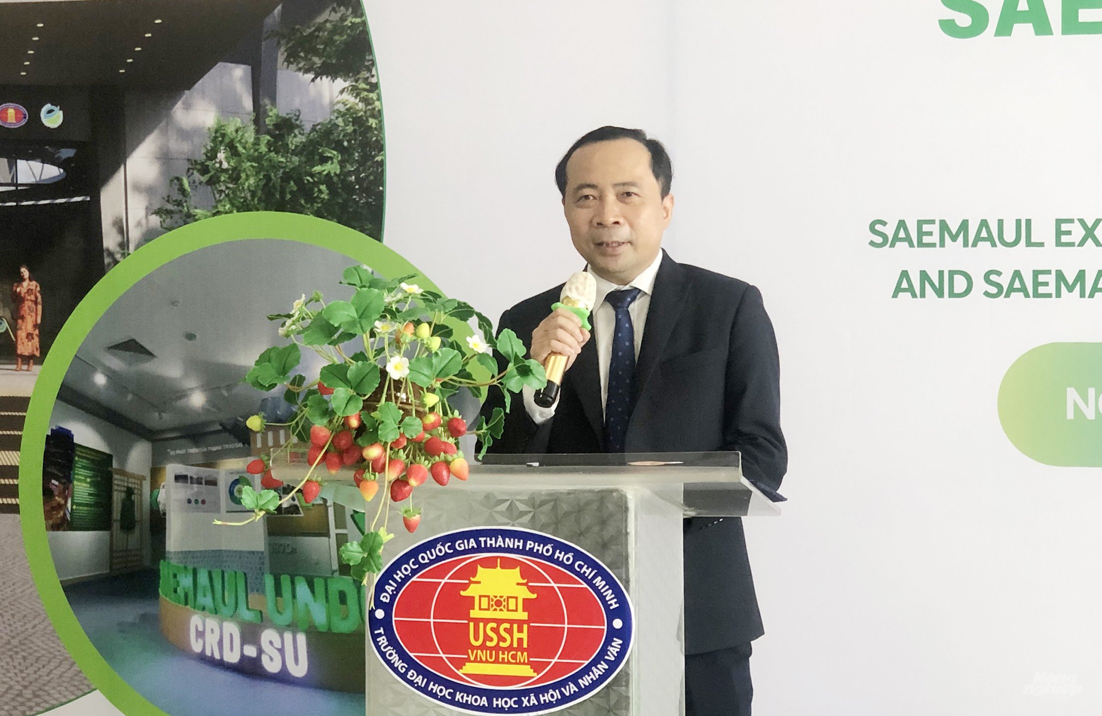 Assoc. Prof. Dr. Vu Hai Quan - Director of VNU-HCM spoke at the event. Photo: Minh Sang.