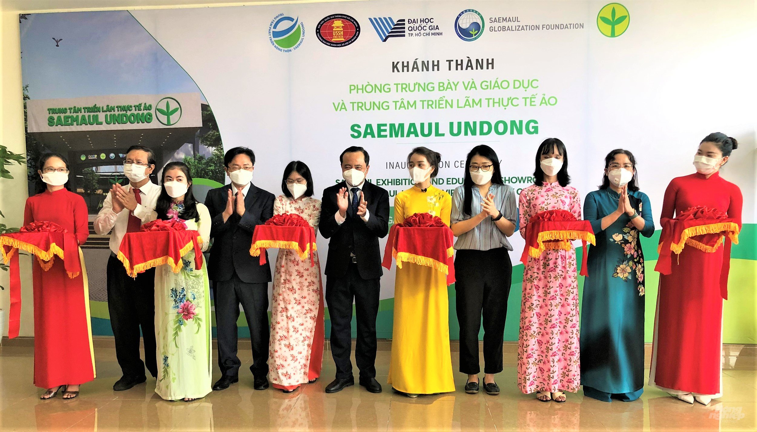 Ribbon-cutting ceremony for the inauguration of Saemaul Education Showroom and Saemaul Undong Virtual Reality Exhibition Center. Photo: Minh Sang.