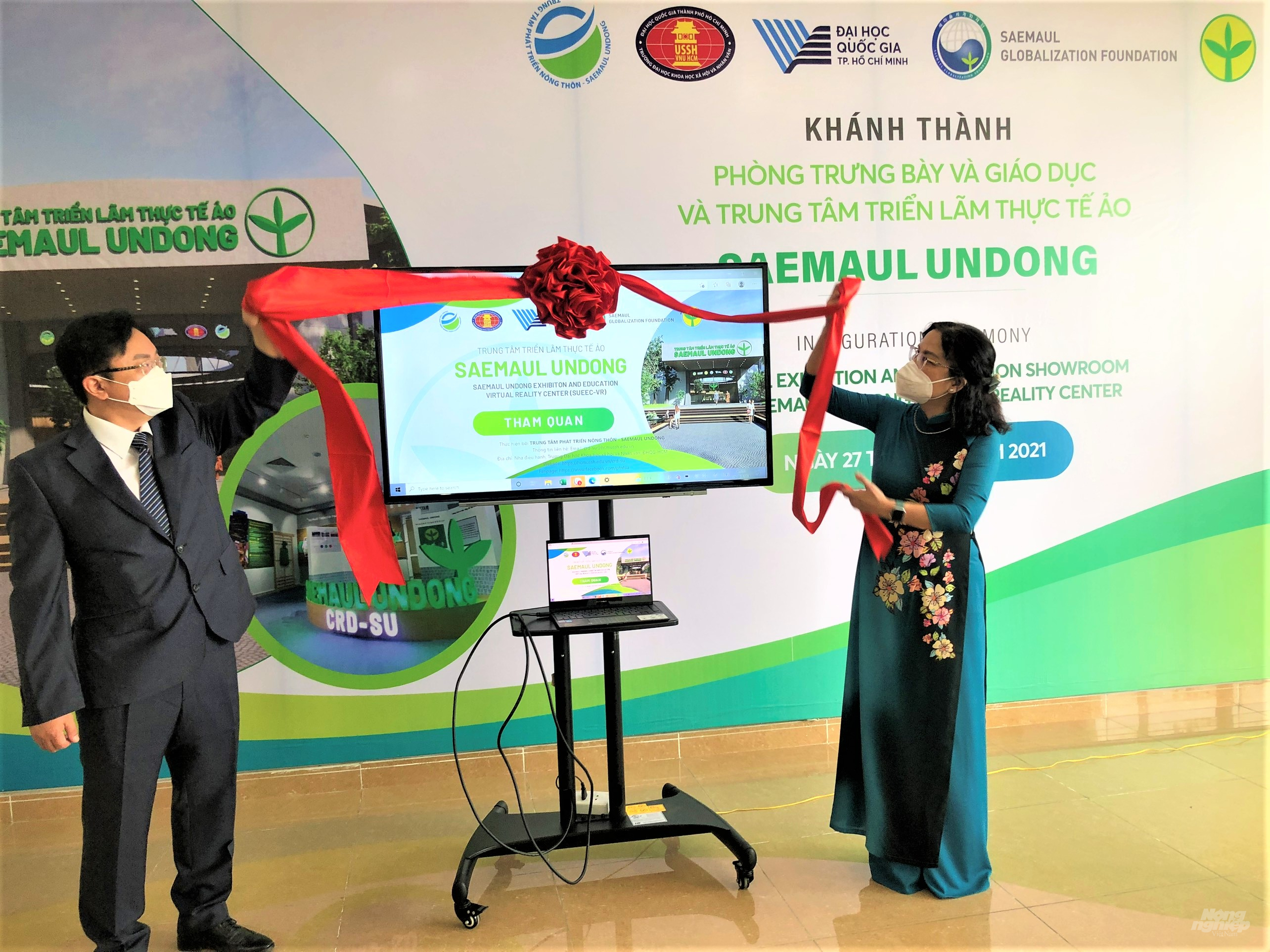 Ribbon-cutting ceremony for the inauguration of Saemaul Education Showroom and Saemaul Undong Virtual Reality Exhibition Center. Photo: Minh Sang.