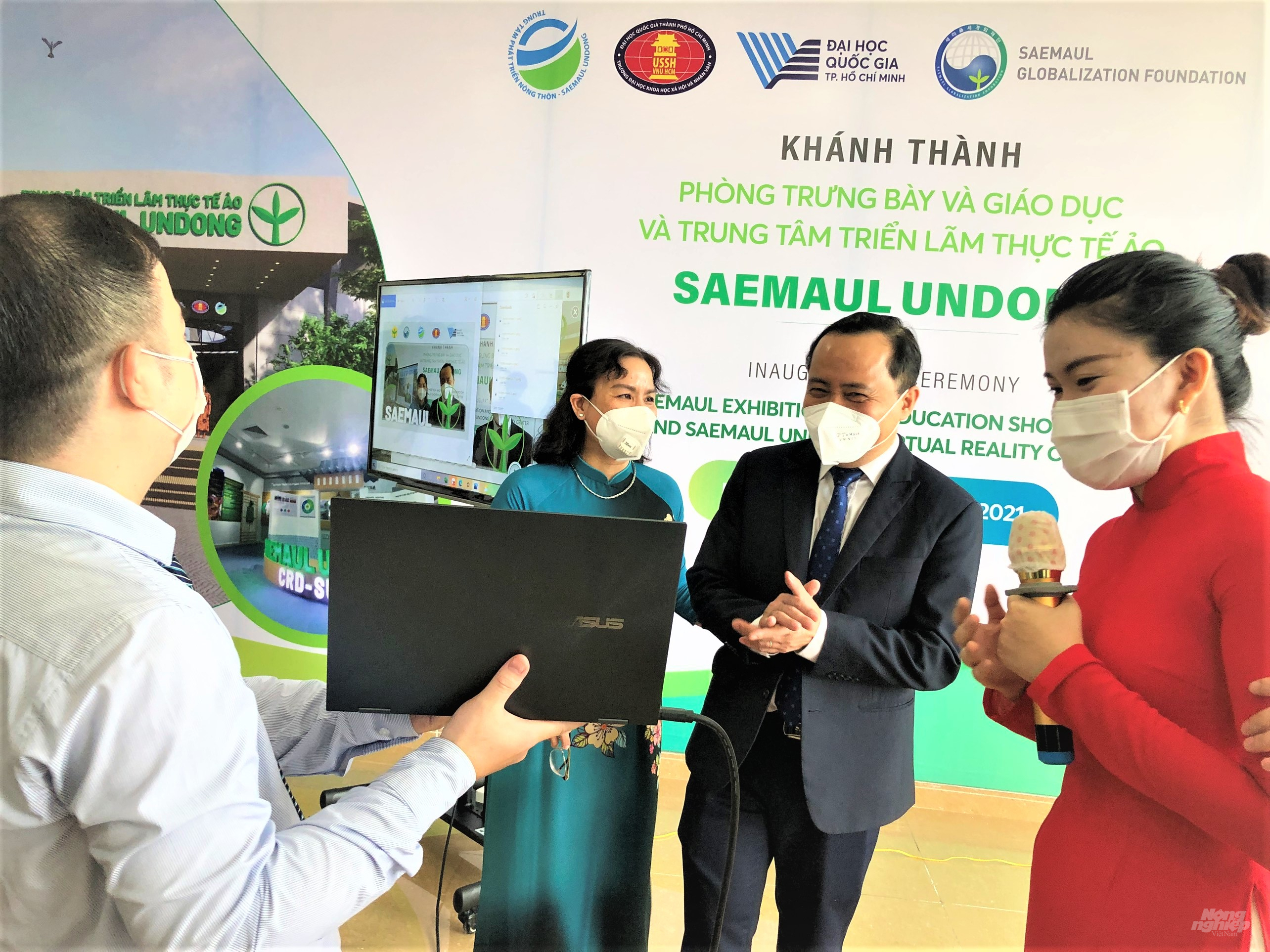 Representatives of Vietnam National University and Ho Chi Minh City University of Science and Technology visited and experienced virtual reality technology at the Saemaul Undong Virtual Reality Exhibition Center. Photo: Minh Sang.