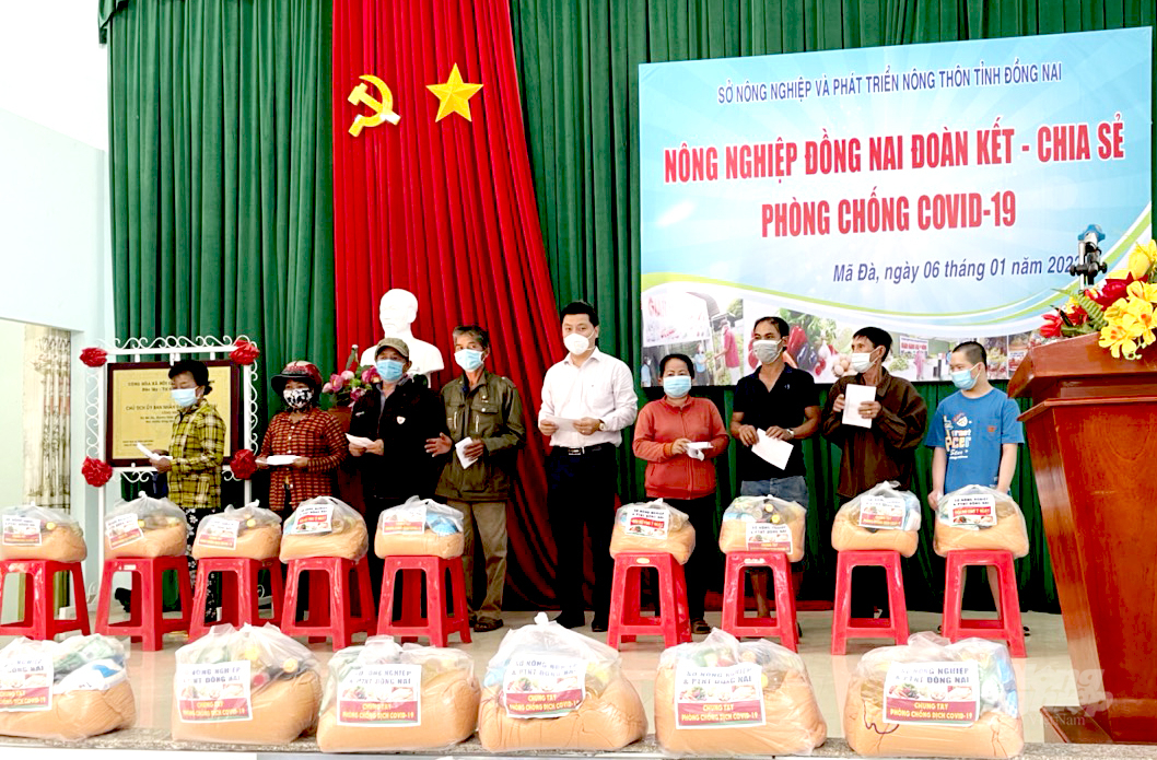 z3086515628394_35c271bf6fed450df0b7291da600c9b6-172050_889.jpg Hàng trăm phần quà nằm trong chương trình 'Nông nghiệp Đồng Nai đoàn kết, chia sẻ phòng chống Covid -19' gửi tặng bà con nhân dân có hoàn cảnh đặc biệt khó khăn.