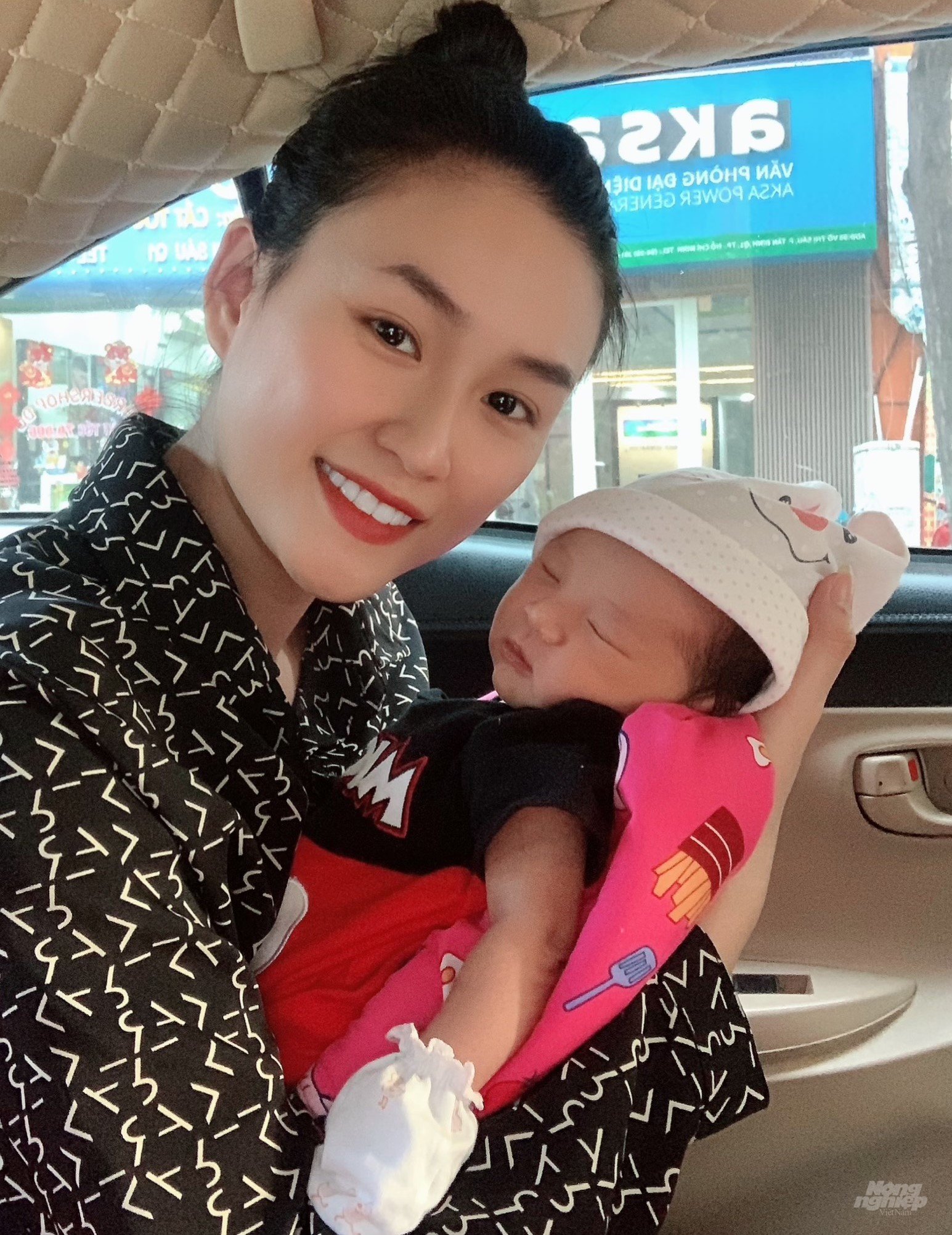 a-145302_759.jpg Vợ chồng chị Quỳnh Như vừa đón một bé chào đời về với Candy Home. Ảnh: Minh Sáng.