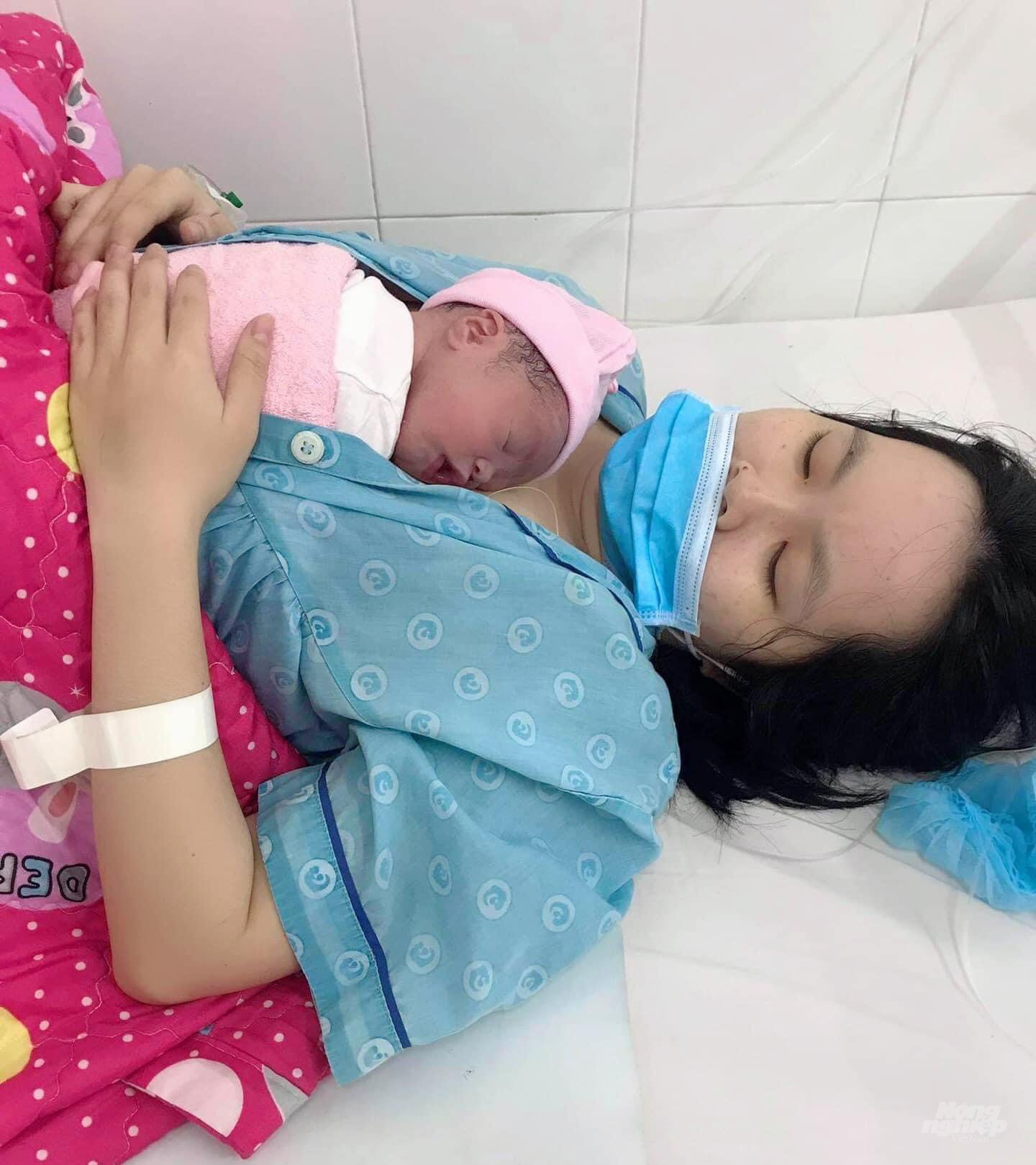 z3098770442005_7f33703d6df5dcd6b12d77dda8dc49f3-144851_549.jpg Một mẹ bầu đơn thân của mái ấm Candy Home vừa sinh nở tại bệnh viện, Ảnh: Minh Sáng.