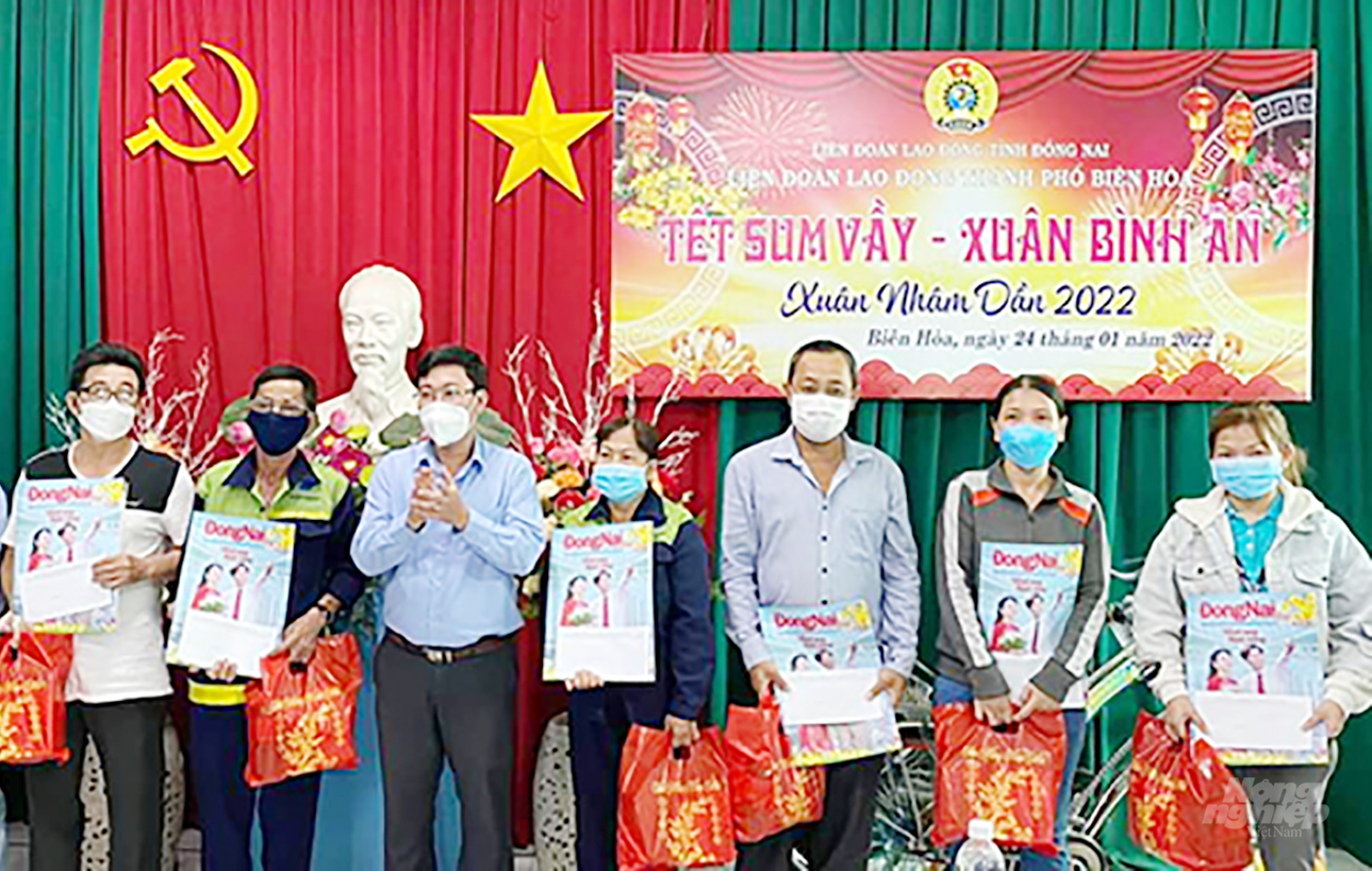 Mặc dù dịch bệnh đang được kiểm soát nhưng lãnh đạo tỉnh Đồng Nai khuyến cáo người dân không nên chủ quan, cần chấp hành nghiêm 5K, nhất là đeo khẩu trang nơi công cộng. Ảnh: MV.