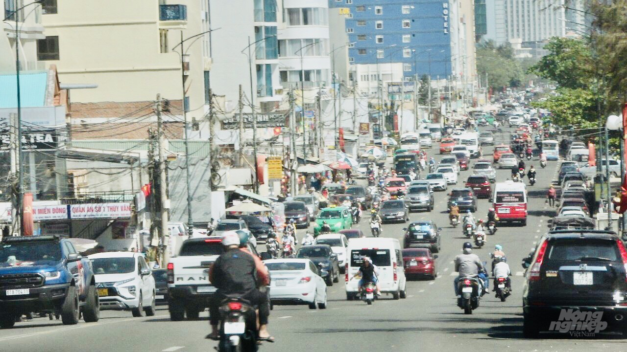Trên đường phố Vũng Tàu luôn đông đúc xe cộ đi lại. Ảnh: Minh Sáng.