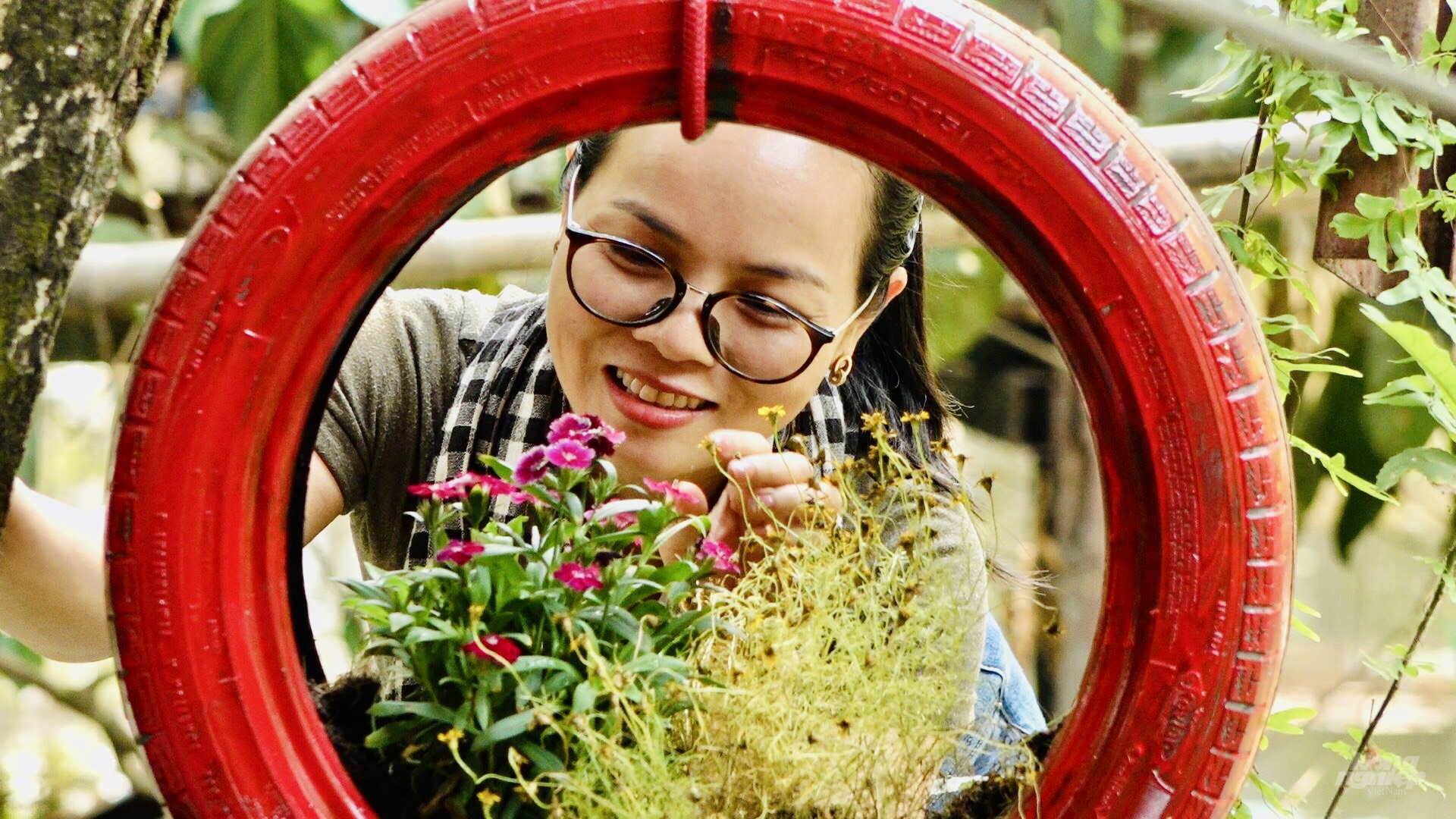 z3159857913203_4a6f59c6eb4c242bc59fede4fd88b8c9-171735_184.jpg Không khí xuân rực rỡ tại Tam Nông Farm khiến cho du khách rất thích thú khi đến đây tahm quan trải nghiệm trong những ngày đầu năm mới. Ảnh: Minh Sáng.