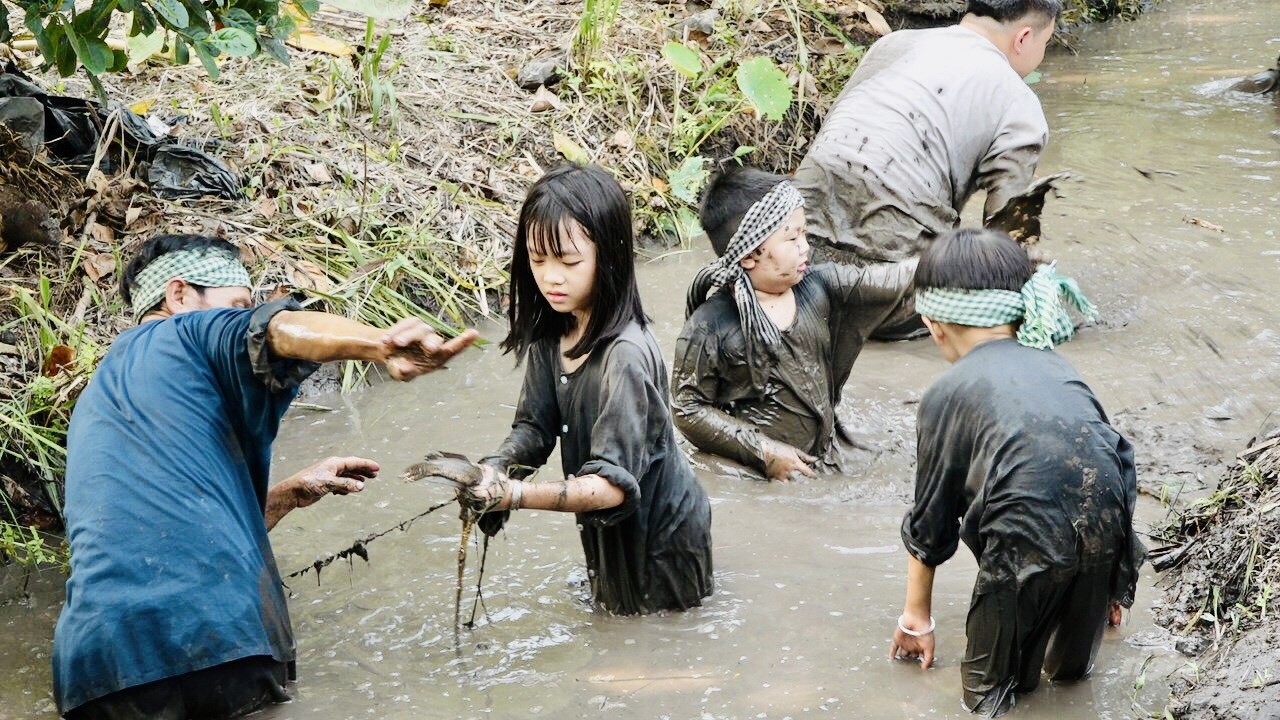 z3159857920268_1ab7ed06f88e9c0416034f9a60fbebb2-171738_836.jpg Những trải nghiệm thực tế của các gia đình du khách tại Tam Nông Farm. Ảnh: Minh Sáng.