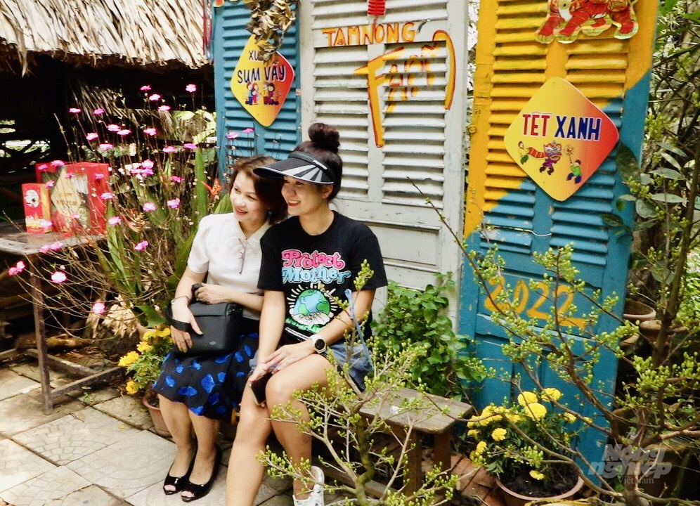 z3159857924246_801dfd3f9272880d90df22d9c6e6f3cb-171739_331.jpg Không khí xuân rực rỡ tại Tam Nông Farm khiến cho du khách rất thích thú khi đến đây tahm quan trải nghiệm trong những ngày đầu năm mới. Ảnh: Minh Sáng.