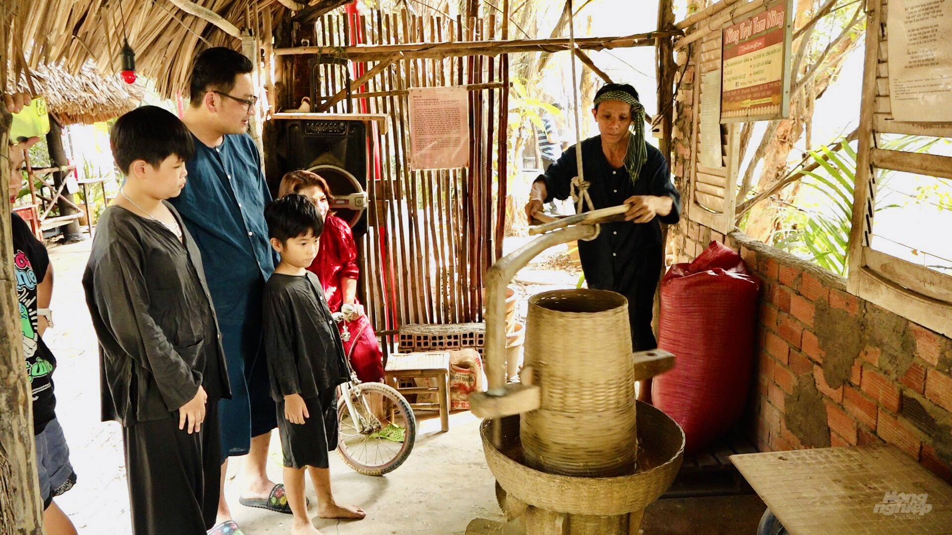 z3159857938143_7d217e55a0c89db6232f0fa18039c140-171742_739.jpg Du khách trải nghiệm thực tế nghề nông tại Tam Nông Farm. Ảnh: Minh Sáng.