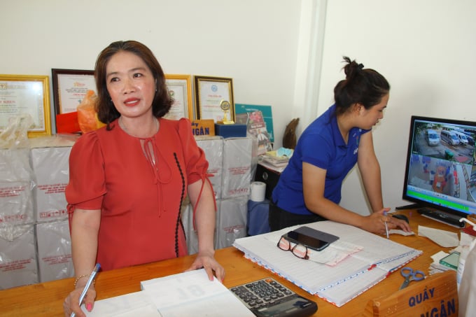 Cô Trần Mỹ Nga, chủ cơ sở sản xuất Rượu sim Bảy Gáo kể chuyện về cha mình. Ảnh: Thái Sinh.