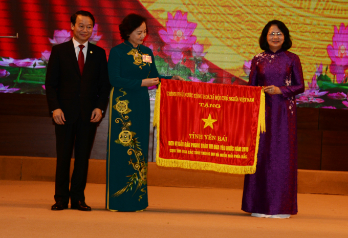 k1-161901_341.jpg Phó Chủ tịch nước Đặng Thị Ngọc Thịnh trao cờ thi đua yêu nước năm 2019 của Thủ tướng cho lãnh đạo tỉnh yên Bái. Ảnh: Thái Sinh.