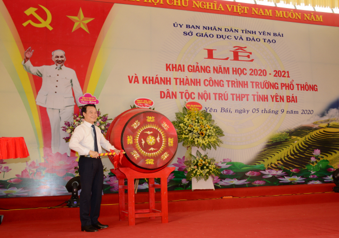 a1-140619_566.jpg Chủ tịch tỉnh Yên Bái - ông Đỗ Đức Duy đánh trống khai giảng năm học 2020 - 2021. Ảnh: Thái Sinh.