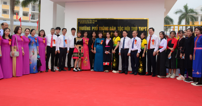 a3-140623_313.jpg Lãnh đạo tỉnh Yên Bái và nhà trường cắt băng khánh thành ngôi trường mới. Ảnh: Thái Sinh.