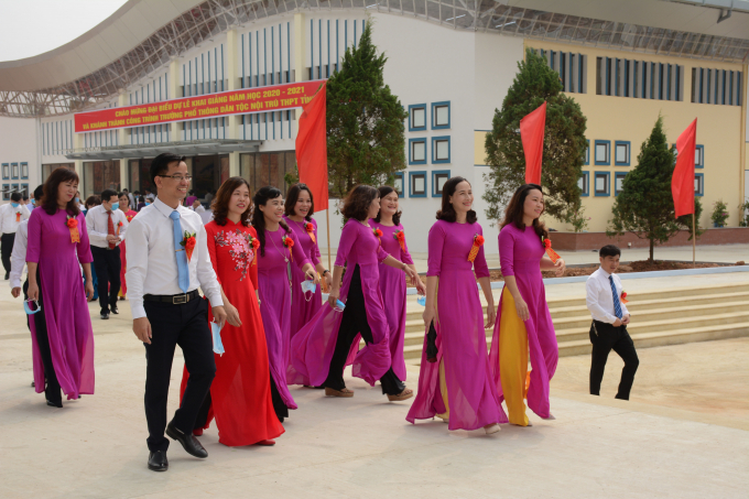 a5-140617_178.jpg Thầy cô giáo bước vào năm học mới. Ảnh: Thái Sinh.