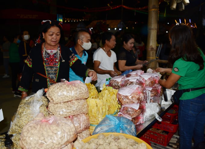 Những sản vật của bà con mang đến hội chợ. Ảnh: Thái Sinh.