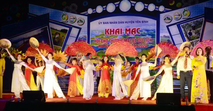 Chương trình nghệ thuật chào mừng. Ảnh: Thái Sinh.